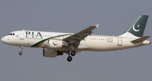 Avión de Pakistan International Airlines cae en zona residencial