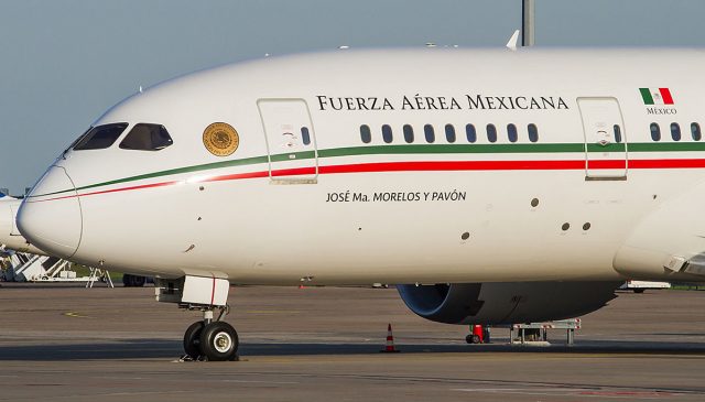 Después de casi 600 días en EU regresa el avión presidencial a México